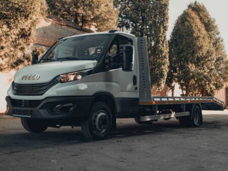 Евакуаторна платформа на базі шасі Iveco Daily 70C16