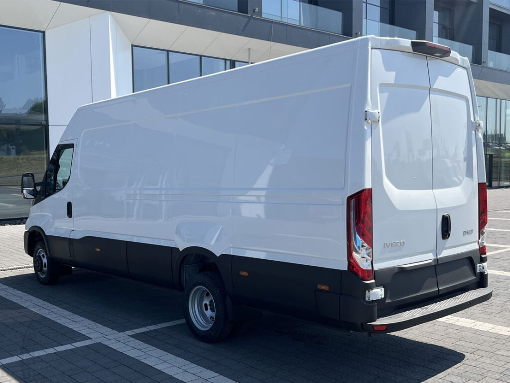 IVECO Daily 50C16H3.0A8 V – цільнометалевий фургон з автоматичною КПП та потужним дизельним двигуном.
