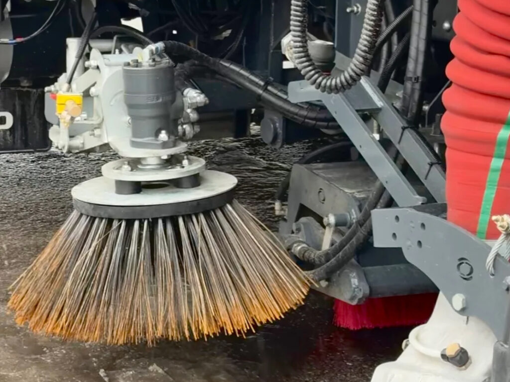 Підмітально-прибиральна машина на шасі IVECO Eurocargo ML120E22-E5 (4×2) Підмітально-прибиральна машина на шасі IVECO Eurocargo ML120E22-E5 (4×2)