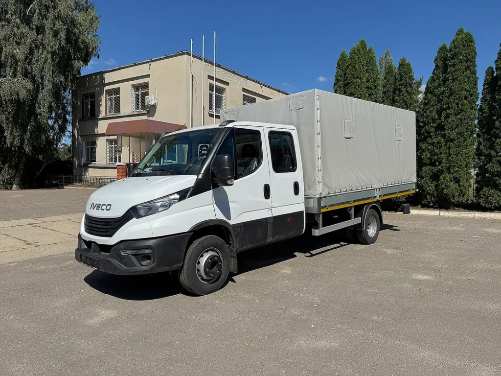 IVECO Daily 60C16 Double Cab — передній ракурс IVECO Daily 60C16 з подвійною кабіною — передній ракурс