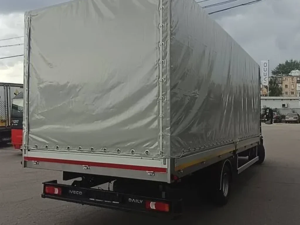 IVECO DAILY 70C16H3.0 із тентованою платформою — вигляд ззаду